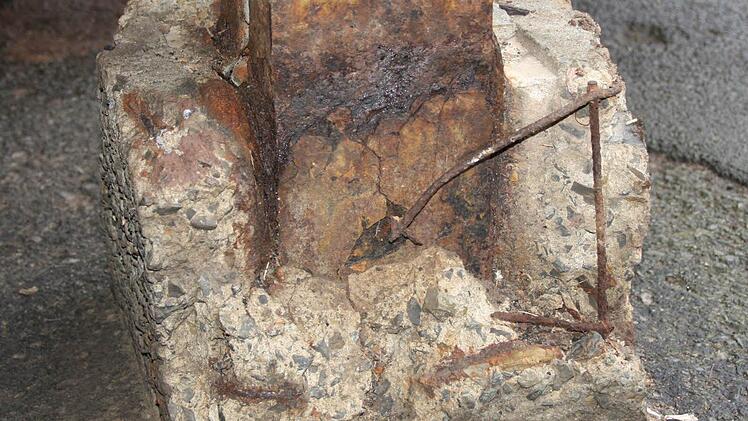 Dieses Pfeiler-Fundament einer Fahrzeughalle ist symptomatisch für den Zustand des städtischen Servicebetriebes in der Lindesmühle. Immerhin sind heuer im Haushalt 100.000 Euro für die Planung des Geländes vorgesehen, Geld für die Umsetzung sucht man im Finanzplan bis 2017 jedoch vergeblich. Foto: Ralf Ruppert