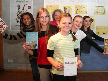 Siegerin Johanna Lisch (vorne) präsentiert ihre Urkunde, die sie zum Weitermachen auf Kreisebene qualifiziert. Im Bild von links: Lydia von Seck, Katharina Lösch, Betreuerin Alice Grimm, Julia Geyer und Sophia Ludäscher Foto: Evi Seeger