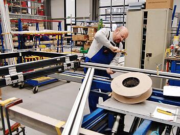 Metallbauer Hugo Henneberger (56) aus Steinsfeld beim Zusammenbau von Alu-Türen. Foto: Sigismund von Dobschütz