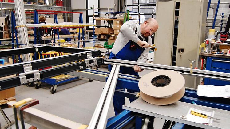 Metallbauer Hugo Henneberger (56) aus Steinsfeld beim Zusammenbau von Alu-Türen. Foto: Sigismund von Dobschütz