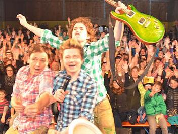 Die "Dorfrocker" hatten ihr Publikum fest im Griff und heizten ihren Fans richtig ein. Foto: Karl-Heinz Hofmann