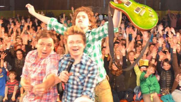 Die "Dorfrocker" hatten ihr Publikum fest im Griff und heizten ihren Fans richtig ein. Foto: Karl-Heinz Hofmann