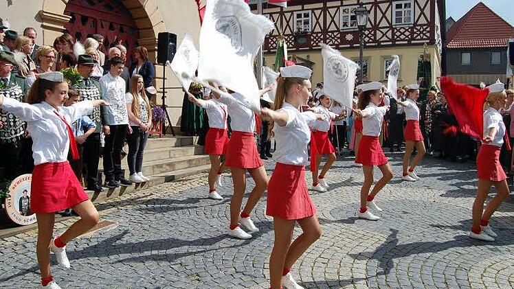 Die Zapfendorfer Mädchengarde gab eine Vorführung vor dem Rathaus. Foto: Andreas Welz
