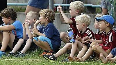Die jungen Club-Fans verfolgten die Aktionen ihrer Vorbilder ganz genau.