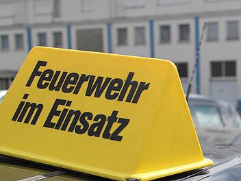 Ein Autofahrer hat einen Feuerwehrmann mit dem Wagen gestreift.Symbolbild: Tim Birkner