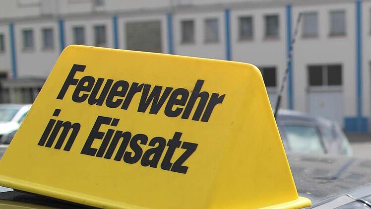 Ein Autofahrer hat einen Feuerwehrmann mit dem Wagen gestreift.Symbolbild: Tim Birkner