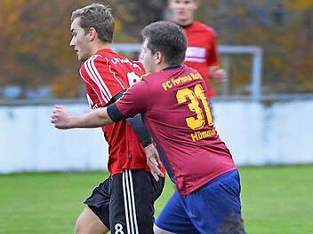 Nicht zu bremsen: Der Tabellenführer FC Burgkunstadt kontrollierte das Spiel gegen die Gäste aus Roth - wie hier Maximilian Stammberger (l.) gegen Elias Hümmer.  Foto: G. Czepera