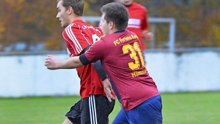 Nicht zu bremsen: Der Tabellenführer FC Burgkunstadt kontrollierte das Spiel gegen die Gäste aus Roth - wie hier Maximilian Stammberger (l.) gegen Elias Hümmer.  Foto: G. Czepera