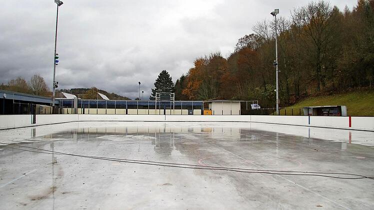 Das Eis auf der Kulmbacher Eisfläche war schon aufgebaut, doch dann blieben Pfützen, die nicht gefroren. Jetzt werden diese Stellen wieder ausgebessert.