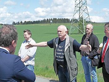 Gestenreich erläutert Fritz Ruppert den Mitgliedern des Petitionsausschusses des Bayerischen Landtags (links im Vordergrund MdL Thorsten Glauber, FW) die Forderung, den Ostbayernring im Bereich Neuensorg unter die Erde zu verlegen. Foto: Peter Müller