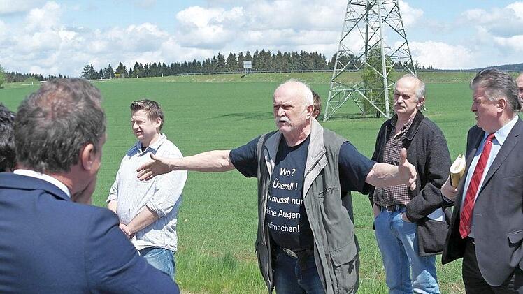 Gestenreich erläutert Fritz Ruppert den Mitgliedern des Petitionsausschusses des Bayerischen Landtags (links im Vordergrund MdL Thorsten Glauber, FW) die Forderung, den Ostbayernring im Bereich Neuensorg unter die Erde zu verlegen. Foto: Peter Müller