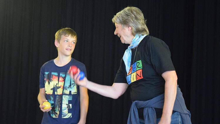Das Kinder- und Jugendtheater Coburg zeigt: Auch im Theater können Freundschaften entstehen. Foto: Daniela Pondelicek