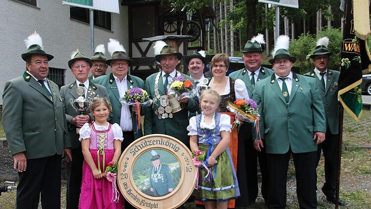 Sie freuen sich mit ihrem neuen Regenten Gerhard Neubauer (5. von links). Mit im Bild: Erster Schützenmeister Harald Scherbel, 1. Ritter Hans Löffler, 2. Ritterin Silvia Heinlein, scheidender Schützenkönig Reinhold Heinlein. (4. 7. und 8. von links).