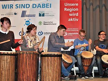 Die Percussiongruppe der Franz-von-Prümmer-Schule trommelte für den guten Zweck bei der Unterzeichnung des Kooperationsvertrages.Sigismund von Dobschütz