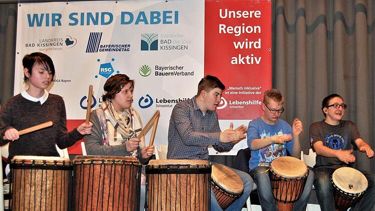 Die Percussiongruppe der Franz-von-Prümmer-Schule trommelte für den guten Zweck bei der Unterzeichnung des Kooperationsvertrages.Sigismund von Dobschütz
