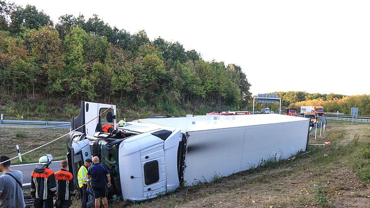 Zwei Menschen wurden bei dem Unfall verletzt. Foto: NEWS5 / Merzbach
