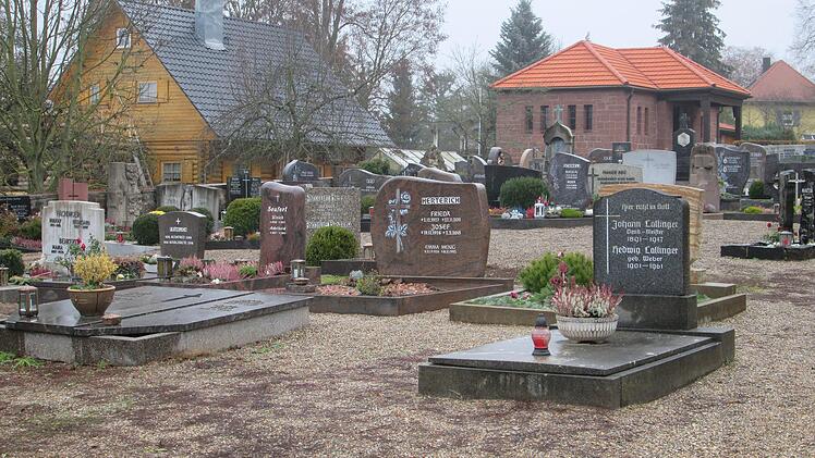 Der Euerdorfer Friedhof bietet ein trauriges Bild. Eine Umgestaltung ist in die Wege geleitet. Fotos: Winfried Ehling