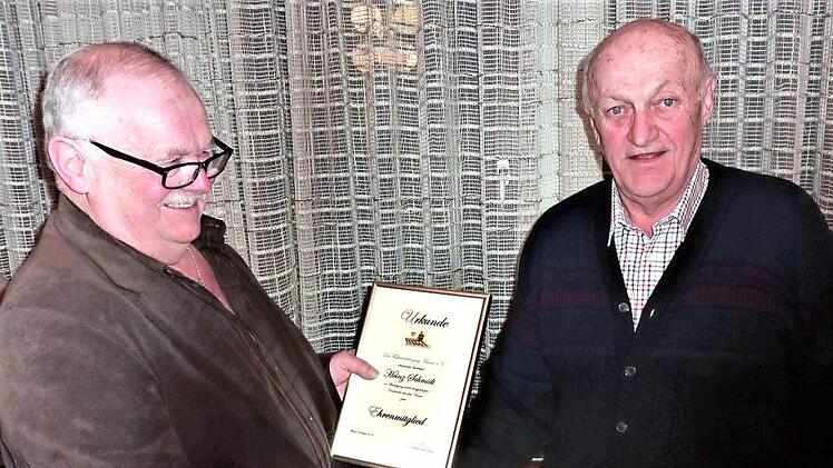 Der Vorsitzende der Flößervereinigung Friesen, Georg Geiger, überreicht Heinz Schmidt (rechts), die Ernennungsurkunde zum Ehrenmitglied. Foto: Gerd Fleischmann