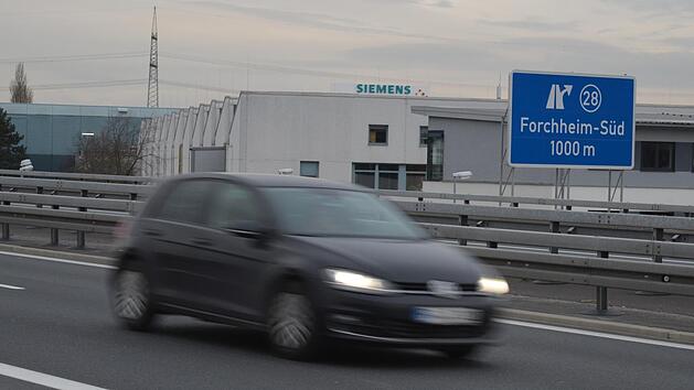 Von den 29 Kommunen pendeln nur in der Stadt Forchheim mehr Arbeitnehmer ein statt aus. Foto: Ronald Heck