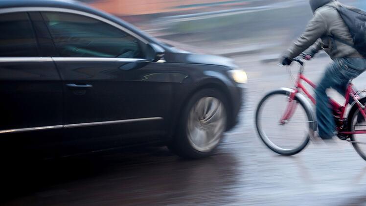 In Coburg wurde eine Radfahrerin schwer verletzt. Eine Autofahrerin &uuml;bersah die Frau auf dem Fahrrad. Symbolfoto: vbaleha/Adobe Stock
