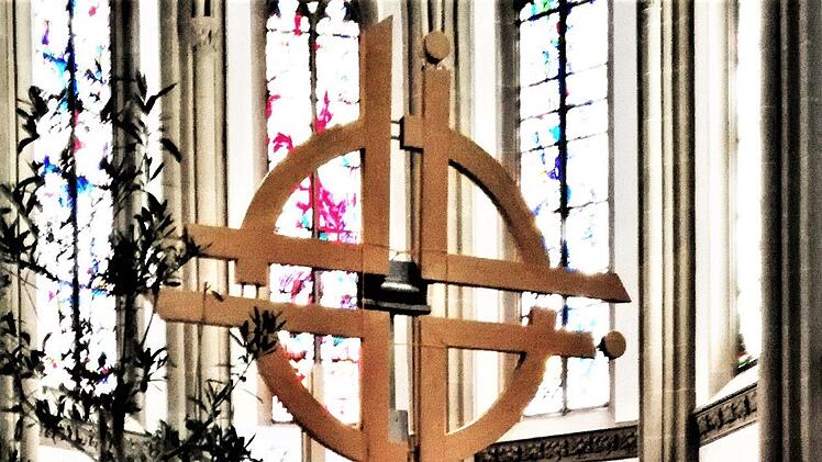 Das Zeichen des Weltgebetstages schmückt den Altarraum der Herz-Jesu-Kirche