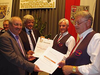 Stellvertretender Landrat  Bernd Steger und Bürgermeister Wolfgang Förtsch (von links) freuen sich mit Chorleiter Günter Weber und Vorsitzendem Gerhard Löffler über die Auszeichnung des Jubelvereins mit Urkunden. Fotos: Heike Schülein