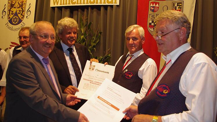 Stellvertretender Landrat  Bernd Steger und Bürgermeister Wolfgang Förtsch (von links) freuen sich mit Chorleiter Günter Weber und Vorsitzendem Gerhard Löffler über die Auszeichnung des Jubelvereins mit Urkunden. Fotos: Heike Schülein
