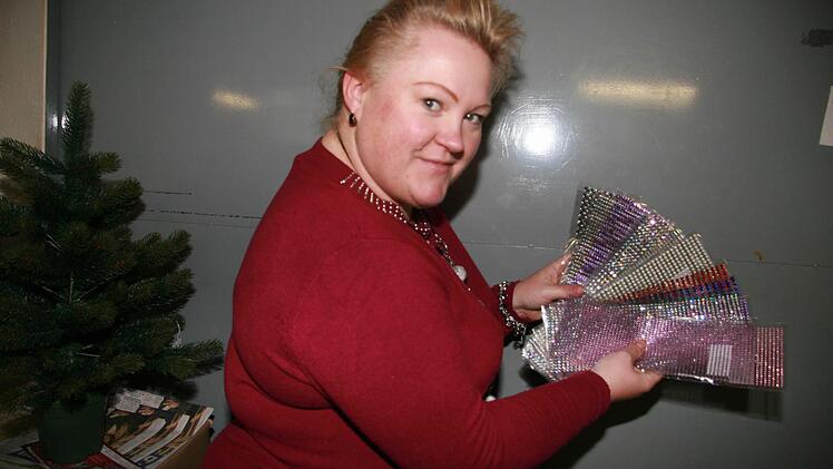 Ausgefallene Farbwünsche für den Christbaum? Bei Schönfelder Christbaumschmuck gibt es sogar noch die schönen alten Achtziger-Farben wie Mint, Lachs, Rosé, aber auch echte Trendfarben wie Frost, Silber, Rot, Gold, Violett oder Flieder.