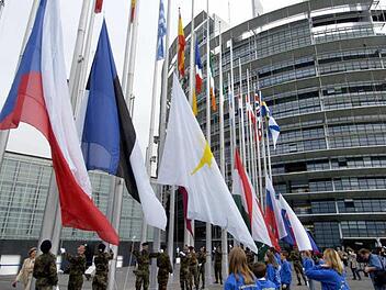Die EU redet - indirekt - auch bei der Deichnachrüstung mit. Archivbild: dpa