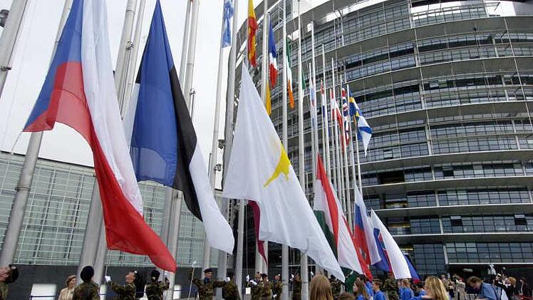 Die EU redet - indirekt - auch bei der Deichnachrüstung mit. Archivbild: dpa