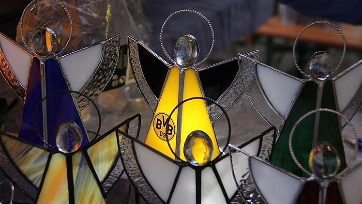 Faszinierend: Glaskunst von Rainer Oberste-Dommes, der sich engelgleich als BVB-Fan outet.