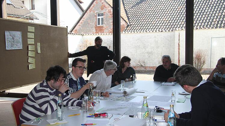Ideensammlung am runden Tisch - auch Bürgermeister Peter Hänel und der zukünftige Bürgermeister Jens Korn waren mit von der Partie.