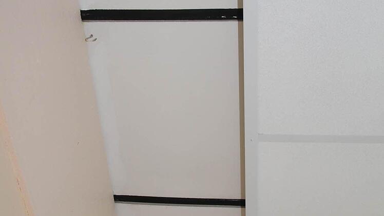 Die Decke im Klassenzimmer wurde abgehängt - das sorgt für einen besseren Schallschutz.