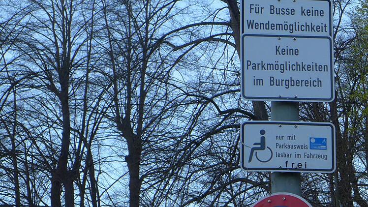 Die Verkehrserschlie&szlig;ung der Burg ist problematisch. Eine Vielzahl von Schildern macht dies deutlich.   Foto: Holger Peilnsteiner