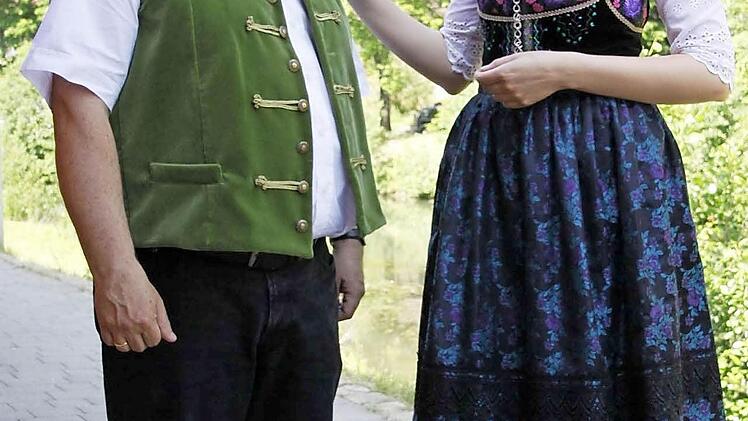 Rosalie Postatny mit Georg Friedmann aus Waischenfeld, der zum ersten Mal in seinem Leben eine erneuerte Männertracht trägt.