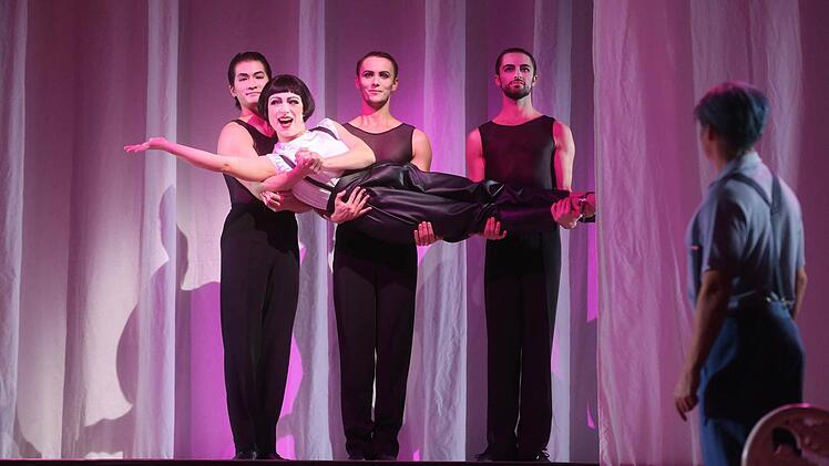Szene aus "Ball im Savoy" am Landestheater CoburgFoto: Henning Rosenbusch