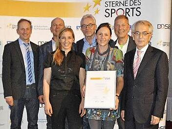 Die Kulmbacher Delegation nimmt den "Bronzenen Stern" für das Projekt "Jeder kann Triathlon" entgegen. Hinten, von links: Jürgen Schulz (Radtrainer), Stefan Schmidt (Fitnessstudio fit'nfun), Karl Heinz Weber (Schwimmtrainer ATS), Bernd Roßberg (Initiator); vorne, von links: Anni Friesinger-Postma, Nadja Lindner (Lauftrainerin) und Gerhard Zettel (Bereichsdirektior Kulmbacher Bank). Foto: Karl Heinz Weber