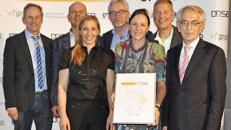 Die Kulmbacher Delegation nimmt den "Bronzenen Stern" für das Projekt "Jeder kann Triathlon" entgegen. Hinten, von links: Jürgen Schulz (Radtrainer), Stefan Schmidt (Fitnessstudio fit'nfun), Karl Heinz Weber (Schwimmtrainer ATS), Bernd Roßberg (Initiator); vorne, von links: Anni Friesinger-Postma, Nadja Lindner (Lauftrainerin) und Gerhard Zettel (Bereichsdirektior Kulmbacher Bank). Foto: Karl Heinz Weber