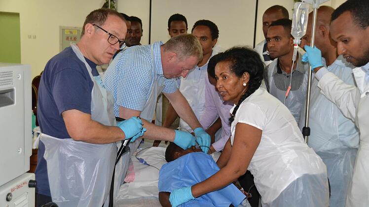 Mit dabei beim Projekt in Eritrea sind Internist Jürgen Maiß aus Forchheim (l.) und Hiwot Diebel, Endoskopieschwester aus Erlangen. Fotos: Birk Müller