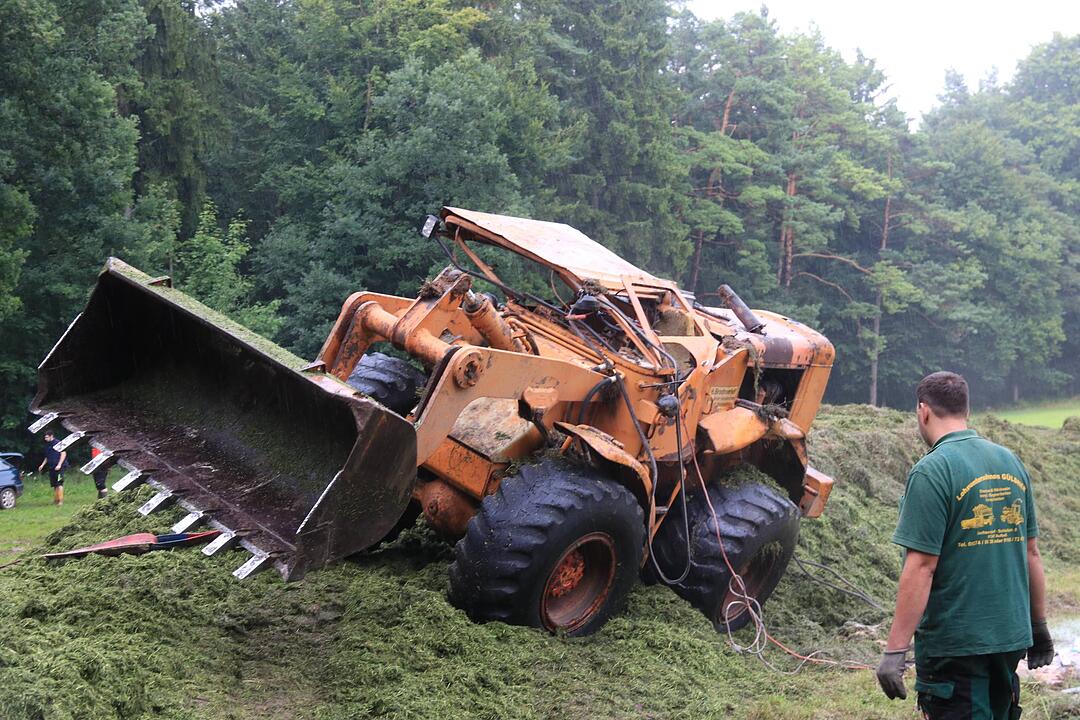 Radlader kippt im Kreis Bamberg um