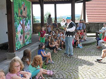 Die Kinder hatten beim Mitmach-Theater viel Spaß. Eine Leinwand veranschaulichte das "magische Baumhaus". Fotos: Janina Reuter