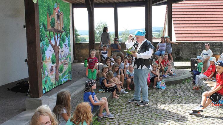 Die Kinder hatten beim Mitmach-Theater viel Spaß. Eine Leinwand veranschaulichte das "magische Baumhaus". Fotos: Janina Reuter
