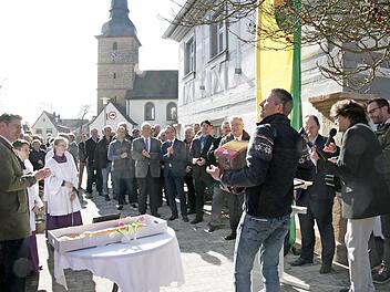 Zur Einweihung war die Ortsdurchfahrt gesperrt - viele Besucher sind gekommen.