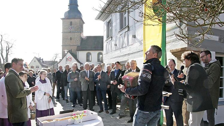Zur Einweihung war die Ortsdurchfahrt gesperrt - viele Besucher sind gekommen.