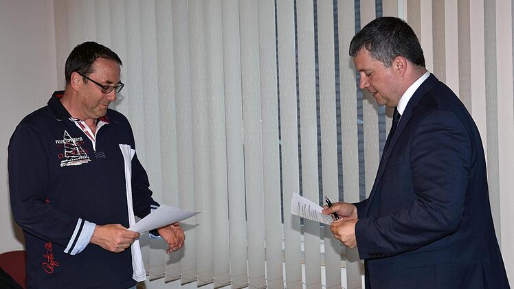 Erwin Sperber (links) wurde als neues Mitglied im Gemeinderat von Bürgermeister Peter Kraus vereidigt.Ulrike Langer