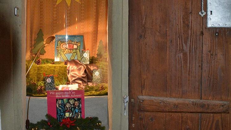 Immer wieder gab es ganz besondere Hingucker beim Adventsbasar in Maria Bildhausen. Wie hier diese Krippendarstellung in einer Wandnische. Foto: Hanns Friedrich
