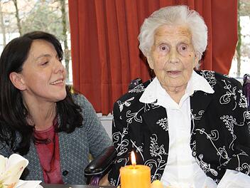 Jubilarin Maria Weber (rechts) mit ihrer Enkelin Katja Herbert im Konferenzraum der Capio Franz von Prümmer Klinik. Foto:  Julia Raab