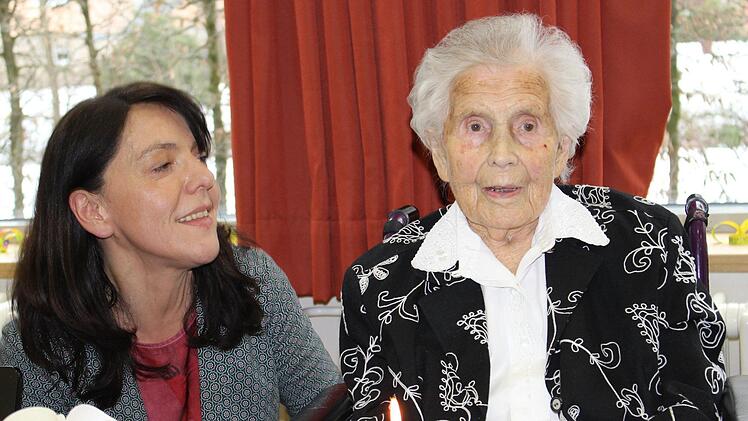Jubilarin Maria Weber (rechts) mit ihrer Enkelin Katja Herbert im Konferenzraum der Capio Franz von Prümmer Klinik. Foto:  Julia Raab
