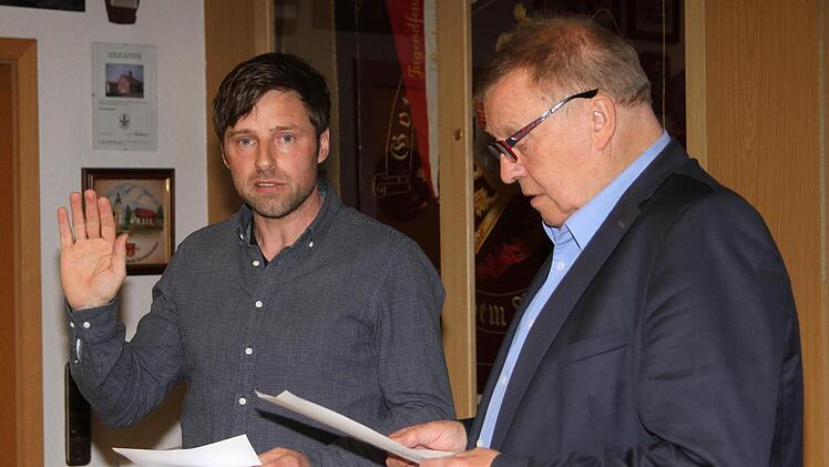 Als Nachfolger für den ausgeschiedenen Marktgemeinderat Helmut Grell wurde Wolfgang Martin (links) als neues Ratsmitglied von Bürgermeister Willi Sendelbeck vereidigt.