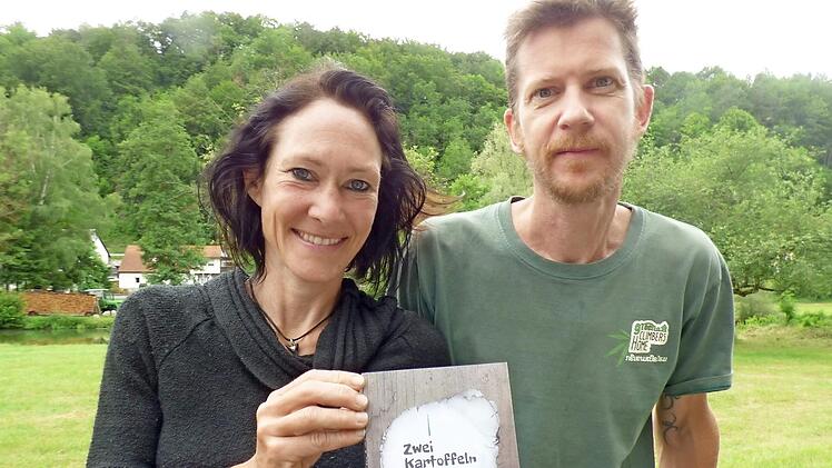 Tanja und Uli Weidner mit ihrem Buch Foto: Thomas Weichert
